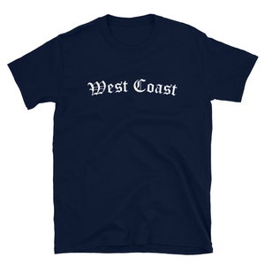 Pu&ograve; includere: Una maglietta blu navy con la scritta "West Coast" in bianco, con un carattere gotico. Questa maglietta a maniche corte &egrave; realizzata in un tessuto morbido ed &egrave; adatta per un abbigliamento casual. Il design &egrave; semplice e audace, rendendola un'aggiunta versatile a qualsiasi guardaroba.