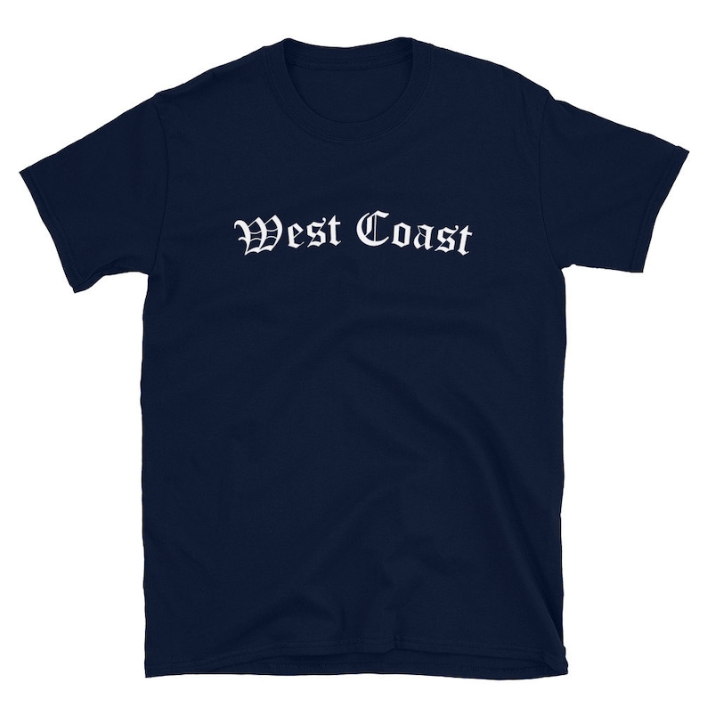 Pu&ograve; includere: Una maglietta blu navy con la scritta "West Coast" in bianco, con un carattere gotico. Questa maglietta a maniche corte &egrave; realizzata in un tessuto morbido ed &egrave; adatta per un abbigliamento casual. Il design &egrave; semplice e audace, rendendola un'aggiunta versatile a qualsiasi guardaroba.