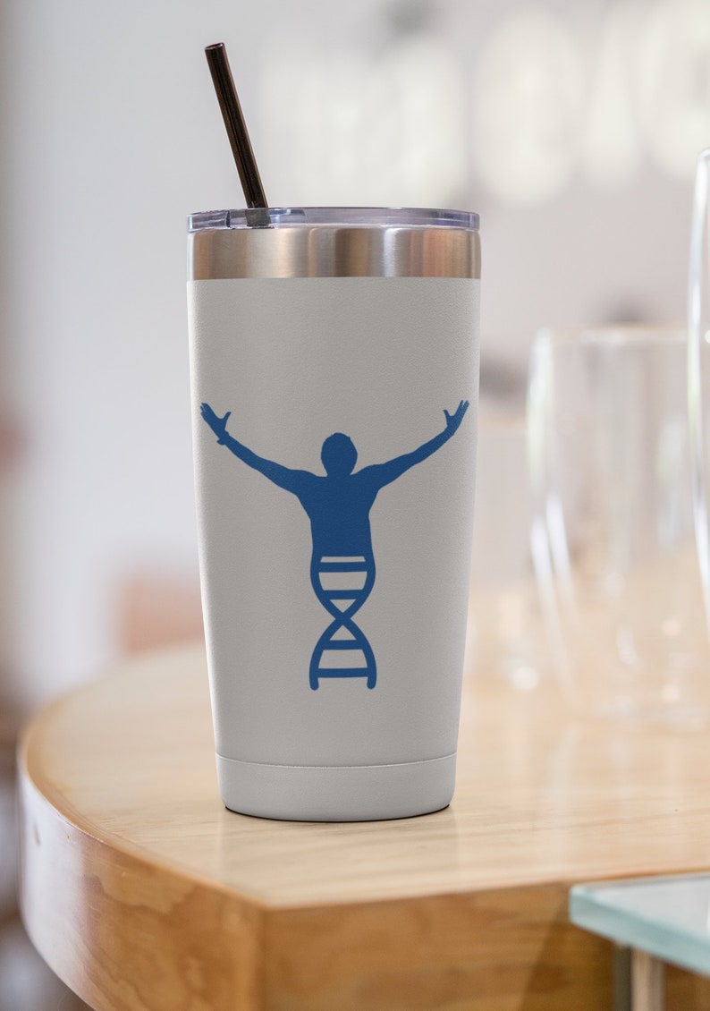 Puede incluir: Un vaso de acero inoxidable con un acabado en polvo blanco. El vaso presenta una silueta azul de una persona con los brazos levantados y una cadena de ADN. El vaso tiene una pajita negra.