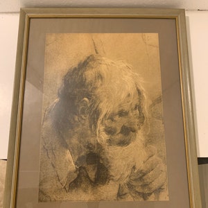 以下が含まれることがあります： 白い長いひげを生やした高齢者の白黒の描画が額装されています。描画は薄い茶色の紙に描かれており、薄い茶色の額縁に金色の縁取りが施されています。
