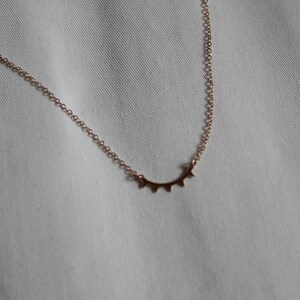 Curved spiked necklace