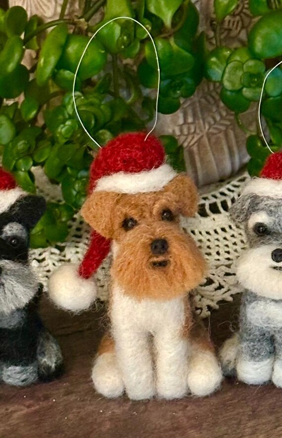 1 X Welsh Terrier or Fox Terrier Sculpture With Santa Hat, 8-11 Cm