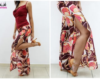 Palazzo broek met hoge zijspleten, Brede broek lichte aubergine wijnkleur met grote fuchsia oranje en witte ontwerpen