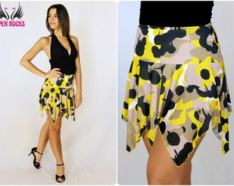 Korte rok in geel en zwart camouflagepatroon, Miniskirt met octrooivlekdruk, Gerichte rok met gekleurde camouflagedruk