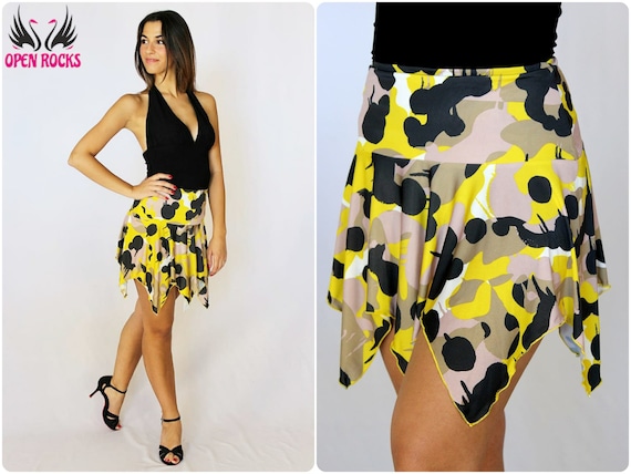 Falda corta en patrón de camuflaje amarillo y negro, minifalda con