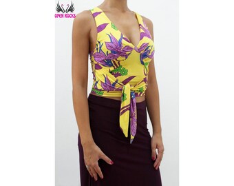 Kleurrijke korte top met sjerp om te strikken in de taille, gele laag uitgesneden Argentijnse tango top met groene bloemen en paarse en blauwe bladeren