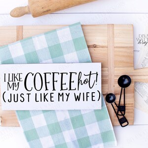 SVG | Ik hou van warme koffie, net als mijn vrouw | Snijbestand | Boerderij Keuken Koffiebar Bord Humor | Vinylsjabloon HTV | png eps jpg pdf