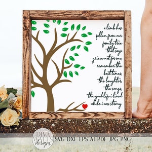 Puede incluir: Un letrero de madera con un árbol marrón y hojas verdes. El letrero tiene una cita en blanco y negro que dice: "a limb has fallen from our family tree that says grieve not for me, remember the best times, the laughter, the songs, the good life i lived while i was strong."