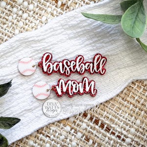 Pendientes cortados con láser SVG, pendientes colgantes para mamás de béisbol SVG, pendientes deportivos con palabras en cursiva para pequeñas empresas y boutiques de joyería hecha a mano.