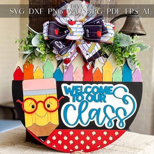 Accroche-porte enseignant SVG, fichier de découpe laser Bienvenue dans notre classe, décoration de salle de classe pour la rentrée des classes, signe rond au crayon, fichier Glowforge xTool