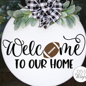 Bienvenue dans notre maison avec football SVG | Design d'enseigne ronde pour porte d'entrée Farmhouse