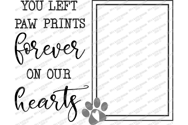 Może przedstawiać: Czarno-biała grafika z tekstem "You left paw prints forever on our hearts". Czarna ramka otacza puste miejsce na zdjęcie. Szary odcisk łapy z sercem w środku znajduje się w prawym dolnym rogu.