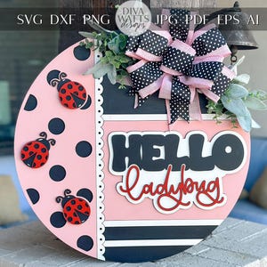 Hello Ladybug Round Door Hanger SVG, File di taglio laser a strati, Cartello primaverile per portico, Decorazione coccinella fattoria, File Glowforge Xtool Decorazione coccinella