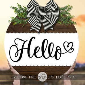 Bonjour plaque de porte SVG - fichier de coupe de plaque de bienvenue, panneau en bois rond avec noeud, décoration de style ferme pour Cricut & Silhouette