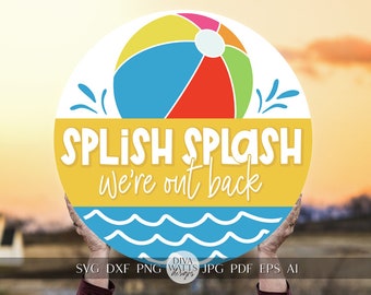 Splish Splash We're Out Back SVG Pool Türhänger SVG Pool Dekor SVG Sommer Willkommen svg Sommer Türhänger svg Sommerzeichen für Cricut svg