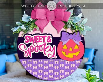 Süßer & gruseliger Halloween Türhänger SVG | kokettes Kürbisschild mit Schleife | Niedlicher Laser Cut Digital Download