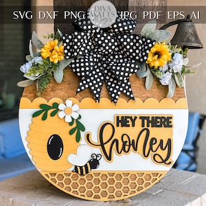 Hey daar honing deurhanger SVG | Lasergesneden bestand | Houten bordsjabloon met bijenthema | Glowforge, xTool, Thunder, OMTech Cut-bestand
