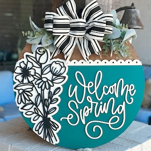 Bienvenue printemps accroche-porte SVG, fichier floral découpé au laser en couches, printemps porche signe SVG, fichier de coupe Glowforge Xtool, décor de ferme