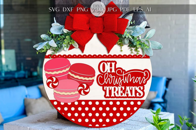 Puede incluir: Un letrero navide&ntilde;o redondo de madera con un lazo rojo, vegetaci&oacute;n y la frase "Oh Christmas Treats". El letrero presenta ilustraciones de macarons y bastones de caramelo, con un borde de lunares rojos y blancos.