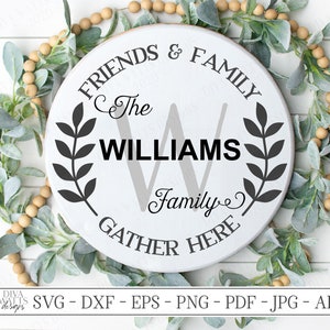 SVG | Amis et famille se réunissent ici | Fichier de découpe | Monogramme | Nom de famille Personnaliser | Plaque de ferme ronde Family Welcome Kitchen
