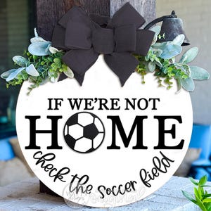 Si no estamos en casa, revisa el campo de fútbol. Colgador de puerta redondo SVG. Archivo de corte láser deportivo. Letrero de porche para mamá futbolera. Descarga digital.