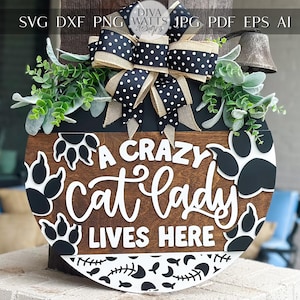 Crazy Cat Lady vit ici SVG | Lime laser drôle pour suspension de chatière | Plaque ronde patte de chat pour Glowforge et Xtool accroche-porte pour chat drôle pour laser