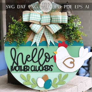 Puede incluir: Un letrero redondo de madera con un esquema de color verde, azul y blanco. Presenta una gallina blanca con una cresta roja, un diseño de hojas verdes y el texto "Hello Mother Cluckers".
