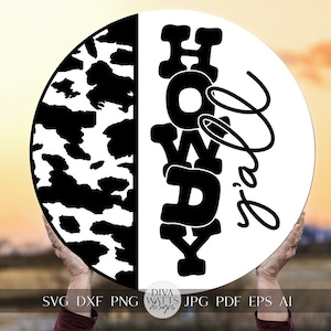Puede incluir: Un diseño circular en blanco y negro con un patrón de piel de vaca en el lado izquierdo y las palabras "Howdy y'all" en el lado derecho.