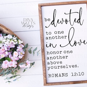 SVG / Sed devotos unos a otros / Archivo de corte / En el amor, honraos unos a otros por encima de vosotros mismos / Romanos 12:10 / Versículo cristiano SVG PNG eps jpg