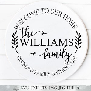 Bem-vindo à nossa casa | Amigos e familiares se reúnem aqui | Placa de sobrenome de monograma | Personalize usando sua fonte | SVG DXF