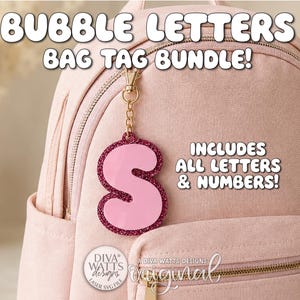 Puede incluir: Una mochila rosa con una etiqueta colgante en forma de letra S. La etiqueta tiene un centro rosa claro con un borde de purpurina rosa oscuro, sujeta por una cadena dorada. El texto dice: BUBBLE LETTERS BAG TAG BUNDLE! INCLUDES ALL LETTERS & NUMBERS!