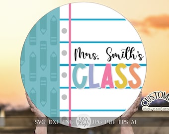 Puede incluir: Un letrero redondo blanco con un patrón de lápices azul y blanco en el lado izquierdo. El lado derecho tiene una línea rosa en el centro y líneas azules a través del letrero. El texto "Mrs. Smith's CLASS" está escrito en negro y letras de colores. El texto "CUSTOMIZE USING YOUR OWN FONT!" está escrito en negro en la parte inferior del letrero.
