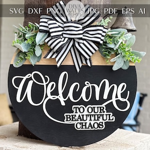 Benvenuti nel nostro splendido Chaos SVG / File di taglio laser a strati per appendino rotondo per porta / Cartello di benvenuto 3D SVG per Glowforge e Xtool
