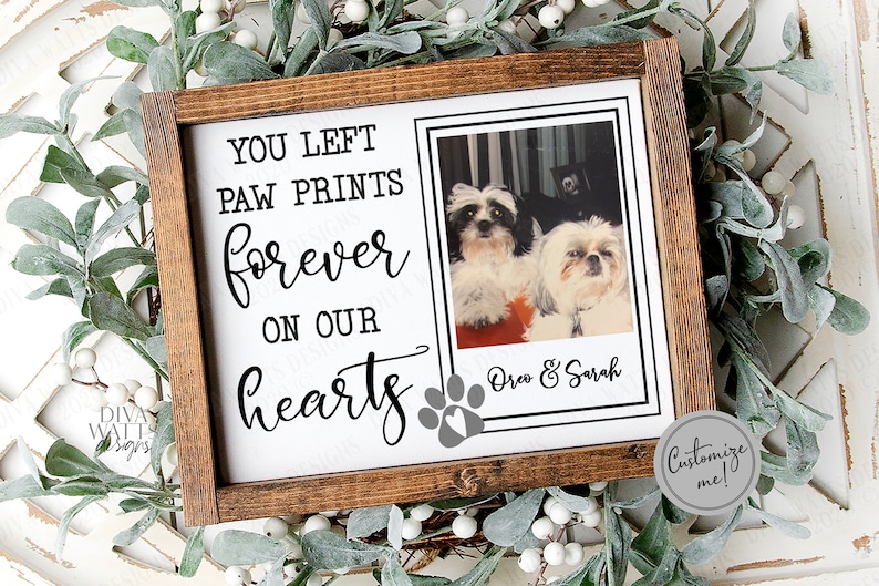 Może przedstawiać: Biały drewniany znak z czarnym tekstem, kt&oacute;ry brzmi "You left paw prints forever on our hearts". Odcisk łapy z sercem znajduje się w lewym dolnym rogu. Czarno-białe zdjęcie dw&oacute;ch ps&oacute;w znajduje się w prawym g&oacute;rnym rogu z tekstem "Oreo & Sarah" pod zdjęciem.