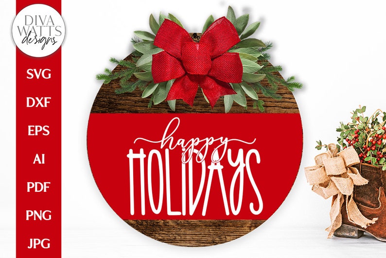 Peut inclure: Une pancarte ronde en bois avec un fond rouge et le texte "happy holidays" en blanc. La pancarte est d&eacute;cor&eacute;e d'un n&oelig;ud rouge et de feuilles vertes.
