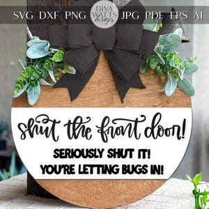 Sluit de voordeur SVG | Grappig verandabord SVG | DIY ronde deurhanger sjabloon | Lasergesneden bestand voor Glowforge xTool | Waarschuwingsbord voor bug