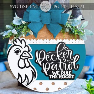 Lasergesneden deurhanger SVG | Grappig SVG-teken kip | Pecker Patrol rond houten bordbestand | Glowforge xTool DIY boerderij veranda decor