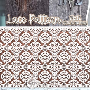 Op de afbeelding: Wit, lasergesneden kantpatroon op een bruine achtergrond. Het ontwerp heeft een herhalend bloemmotief. De tekst "Lace Pattern" staat boven het patroon en "24x12 CUTS AS ONE PIECE" staat rechts. Decoratief, ingewikkeld ontwerp.