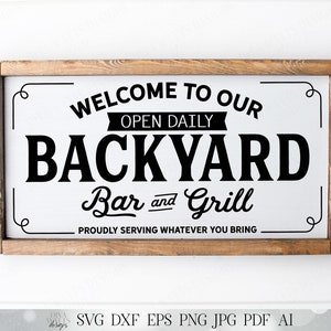 Może przedstawiać: Drewniany znak z białym tłem i czarnym tekstem, który brzmi: "Witamy w naszym Backyard Bar and Grill - Otwarte codziennie - Z dumą serwujemy wszystko, co przyniesiesz".