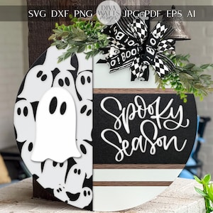 Wieszak na drzwi Spooky Season SVG | Plik SVG z napisem Halloween wycinanym laserowo | Szablon DIY Ghost Round Wood | Plik do cięcia cyfrowego Glowforge xTool