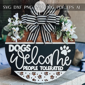 Los perros son bienvenidos, SVG tolerado, divertido colgador de puerta para perros, archivo cortado con láser, diseño de letrero con huella de pata, SVG Glowforge, decoración para amantes de las mascotas