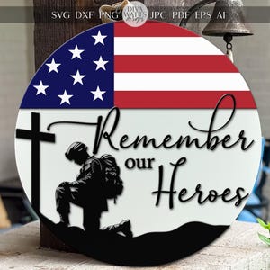 Erinnere dich an unsere Helden SVG | Patriotische Tür Aufhänger SVG-Datei | Laser geschnittenes rundes Schild | DIY-Gedenkschild | Glowforge xTool Kompatible Datei