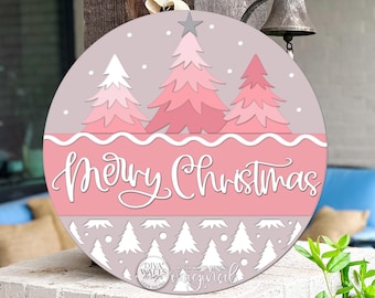 Placa de porta redonda em formato SVG com cena de árvore de Natal e floresta de inverno. Decoração natalina em camadas para entrada, ideal para varandas e outros ambientes.