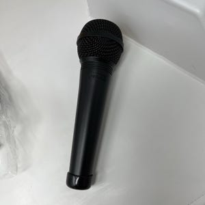 Shure SV200 Vocal Microphone with On/Off Switch, 15ft XLR Cable, Pouch & Clip image 5