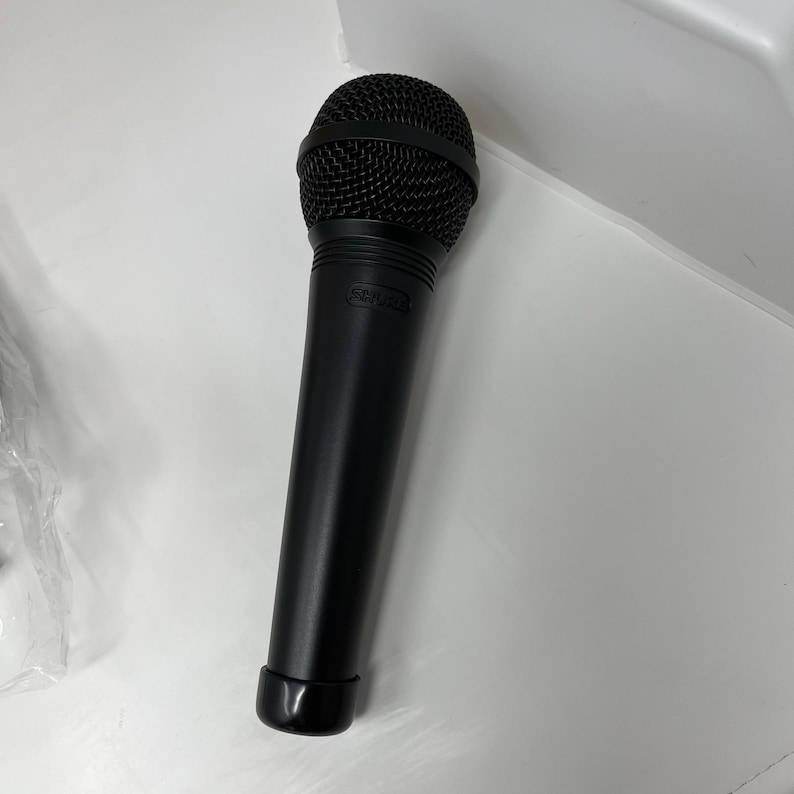 Shure SV200 Vocal Microphone with On/Off Switch, 15ft XLR Cable, Pouch & Clip image 5