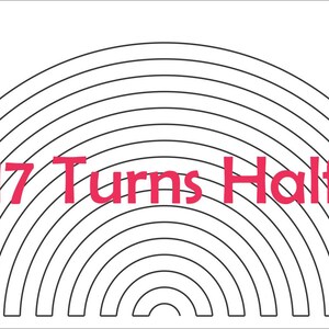 Könnte beinhalten: Eine Schwarzweißillustration eines Halbkreises mit 17 konzentrischen Bögen. Der Text "17 Turns Half" ist in Rot über die Mitte der Illustration geschrieben.