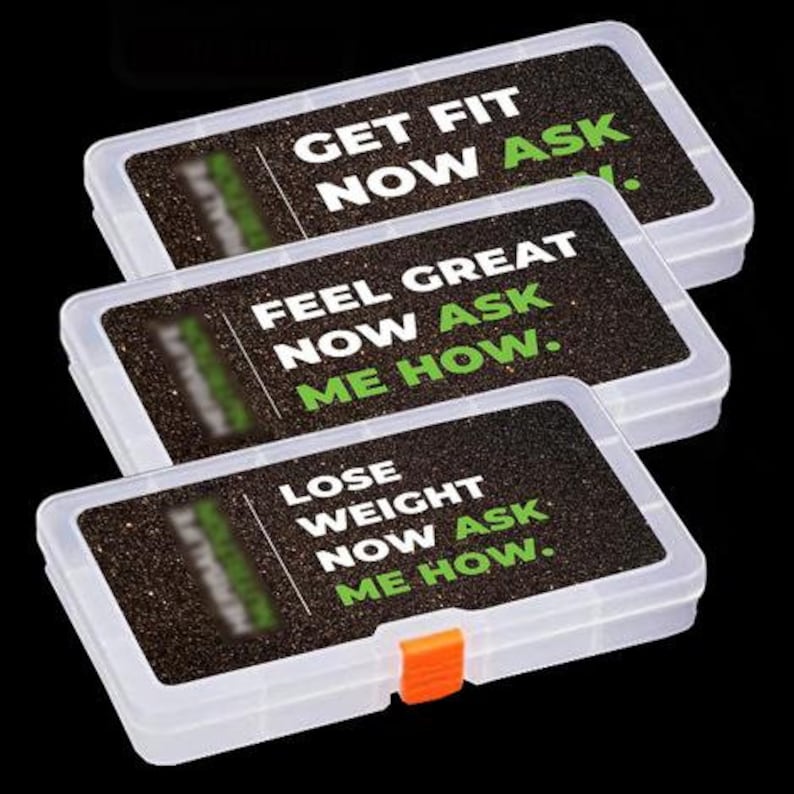 Puede incluir: Tres cajas de pl&aacute;stico transparente con inserciones negras y brillantes. Cada caja tiene texto blanco: "GET FIT NOW ASK", "FEEL GREAT NOW ASK ME HOW" y "LOSE WEIGHT NOW ASK ME HOW". Las cajas tienen un cierre naranja.