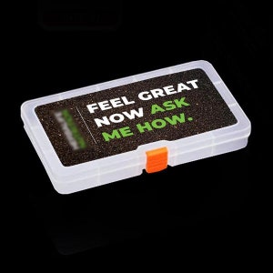 Puede incluir: Una caja de almacenamiento de pl&aacute;stico transparente con un cierre naranja. La tapa presenta el texto "FEEL GREAT NOW ASK ME HOW" en blanco y verde. El fondo del texto es un patr&oacute;n oscuro y moteado.