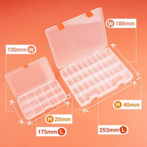 Op de afbeelding: Twee transparante plastic opbergdozen met deksels. De grotere doos meet 253 mm lang, 188 mm breed en 40 mm hoog. De kleinere doos meet 175 mm lang, 100 mm breed en 25 mm hoog.