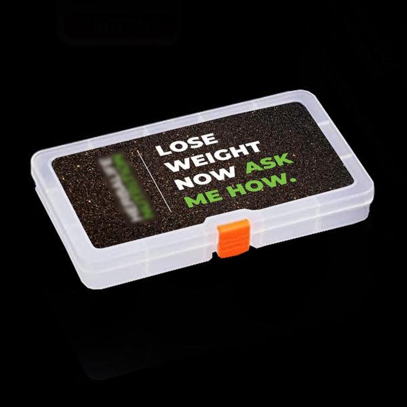 Puede incluir: Un contenedor rectangular de pl&aacute;stico transparente con un cierre naranja. La tapa presenta el texto "LOSE WEIGHT NOW ASK ME HOW" en blanco y verde. El fondo del texto es un patr&oacute;n oscuro y moteado.